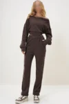 ست سویشرت کراپ با یقه مادونا و شلوار دمپا کشسان از پارچه قهوه‌ای زنانه ALC-X13075 - 11149