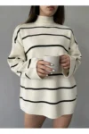 ژاکت بافتنی گردن‌اُستین نیمه بالا سفید و خط‌دار زنانه، ژاکت خط‌دار - 11073