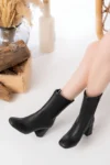 بوت پاشنه‌بلند مشکی زنانه با ارتفاع متوسط - 10930