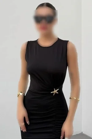 پیراهن میدی بدون آستین با جزئیات اکسسوری و یقه دراپه و چاک در رنگ مشکی 13606 - 11281