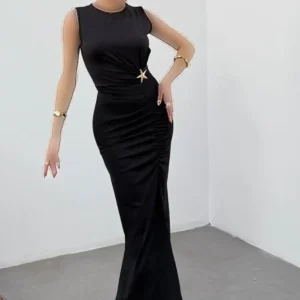 پیراهن میدی بدون آستین با جزئیات اکسسوری و یقه دراپه و چاک در رنگ مشکی 13606 - 11281