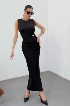 پیراهن میدی بدون آستین با جزئیات اکسسوری و یقه دراپه و چاک در رنگ مشکی 13606 - 11281
