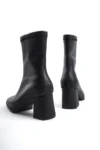 بوت زنانه چرم مشکی با کمر متوسط و نوک گرد و پاشنه厚 BG1001-116-0010 - 10987