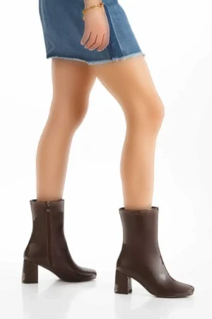 بوت پاشنه‌دار کتی با نوک مربع و رنگ قهوه‌ای تند زنانه - 10976