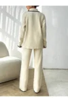 ست بافتنی زنانه شامل کت دکمه‌دار و شلوار دوخته شده، رنگ کرم - 11150