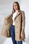 پالتوی ترنچ کات زنانه با یقه دکمه‌دار و آستین بلند و کمربند، رنگ بژ - 11256