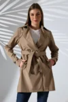 پالتوی ترنچ کات زنانه با یقه دکمه‌دار و آستین بلند و کمربند، رنگ بژ - 11256