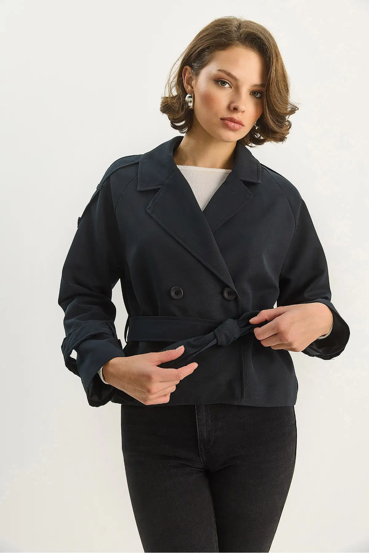 پالتوی کوتاه زنانه با آستین و کمربند ۰۳۰۱ ۶۰۲۸۳۶۹۷ - 11744 پالتوی کوتاه زنانه با آستین و کمربند ۰۳۰۱ ۶۰۲۸۳۶۹۷ - 11744