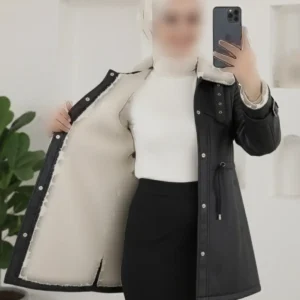 کاپشن چرمی مشکی با جزئیات بادگیر، دارای جیب و دکمه‌های چسبی و داخل پشمی - 11509