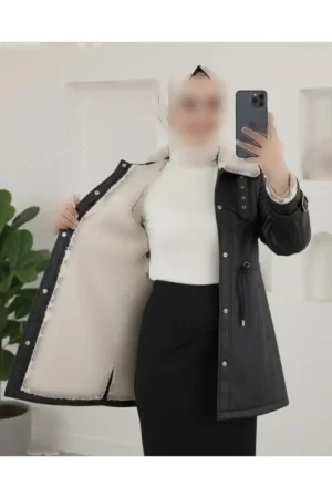 کاپشن چرمی مشکی با جزئیات بادگیر، دارای جیب و دکمه‌های چسبی و داخل پشمی - 11509