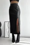 دامن چرمی زنانه مشکی با زیپ از پشت و برش بلند بالا در قسمت کمر - 12885