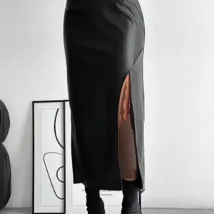 دامن چرمی زنانه مشکی با زیپ از پشت و برش بلند بالا در قسمت کمر - 12885