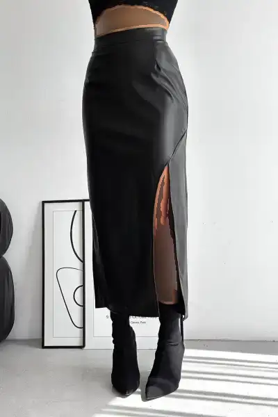 دامن چرمی زنانه مشکی با زیپ از پشت و برش بلند بالا در قسمت کمر - 12885