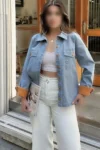 ژاکت جین زنانه آبی با دوخت گل ساده در پشت، دارای رنگ های متضاد، آستین بلند و برش لایه ای - 11850