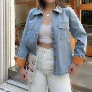 ژاکت جین زنانه آبی با دوخت گل ساده در پشت، دارای رنگ های متضاد، آستین بلند و برش لایه ای - 11850