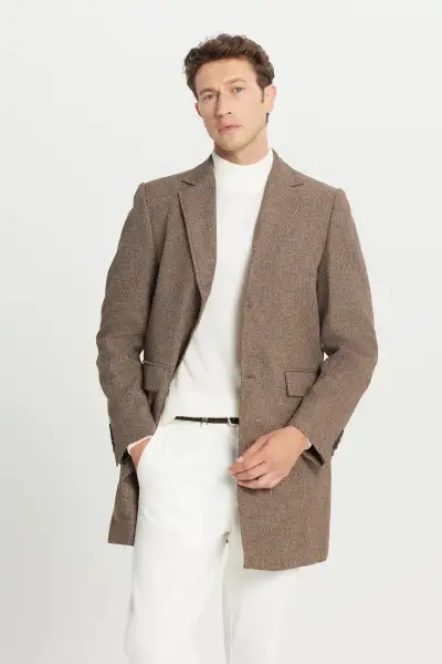 کاپشن پالتو مردانه قهوهای با برش استاندارد و یقه مونو، طرح چریکی و دارای جیب کاور. - 13101 کاپشن پالتو مردانه قهوهای با برش استاندارد و یقه مونو، طرح چریکی و دارای جیب کاور. - 13101