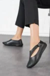کفش زنانه چرم طبیعی با زیره لاستیکی پنجره‌ای یان سسا رنگ مشکی - 12771