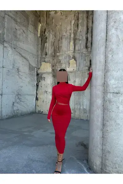 کالا: لباس میدی قلمی کمرنگ بلند با یقه ایستاده و جزئیات دکلته از پارچه توری انعطاف پذیر رنگ قرمز 583154 - 12311