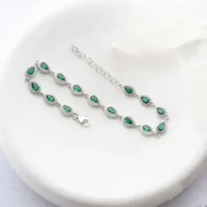 دستبند با سنگ زبرجد سبز و رادیوم‌کاری از نقره 925 عیار با طراحی زنجیری - 12121