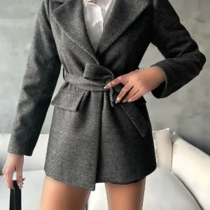 کاپشن زنانه با یقه کراواتی و کمربند از پارچه کج رگوله در رنگ آنتراسیتی - 11823