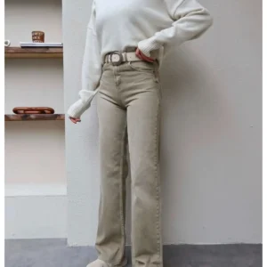 شلوار جین کمر مستقیم با پاچه‌های برش خورده - 12022