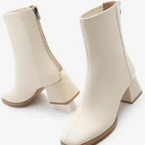 چکمه‌های پاشنه‌بلند زنانه با نوک پهن و زیپ پشتی نایس رنگ کرمی - 12850