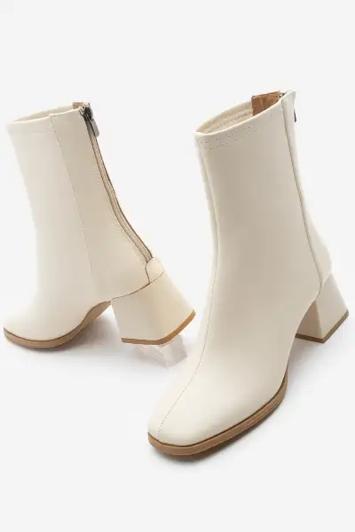 چکمههای پاشنهبلند زنانه با نوک پهن و زیپ پشتی نایس رنگ کرمی - 12850 چکمههای پاشنهبلند زنانه با نوک پهن و زیپ پشتی نایس رنگ کرمی - 12850