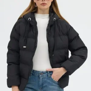 کاپشن پفی مشکی زنانه با دو جیب زیپ‌دار و پارچه ضد آب، برش معمولی - 12583