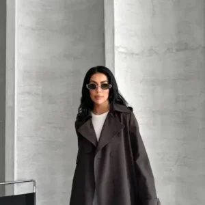 کت بارانی oversize با جزئیات یقه‌دار و خاصیت ضدآب، دارای آستر می‌باشد. - 12571