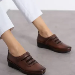 کفش روزمره زنانه با نوار چسبی اورتقدیک مادر – رنگ قهوه‌ای - 12740