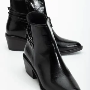 کفش پاشنه‌بلند زنانه چرم مشکی نوک تیز سبک وسترن با بند - 12833