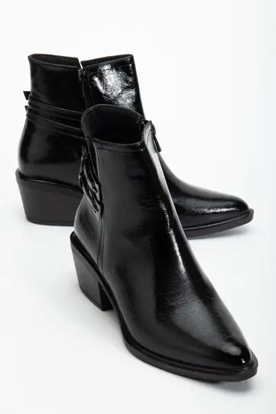 کفش پاشنهبلند زنانه چرم مشکی نوک تیز سبک وسترن با بند - 12833 کفش پاشنهبلند زنانه چرم مشکی نوک تیز سبک وسترن با بند - 12833