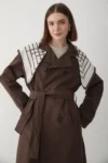 کاپشن ترنچ زنانه با یقه کراوات و جزئیات قهوه‌ای رنگ، دارای آستری بلند - 12572
