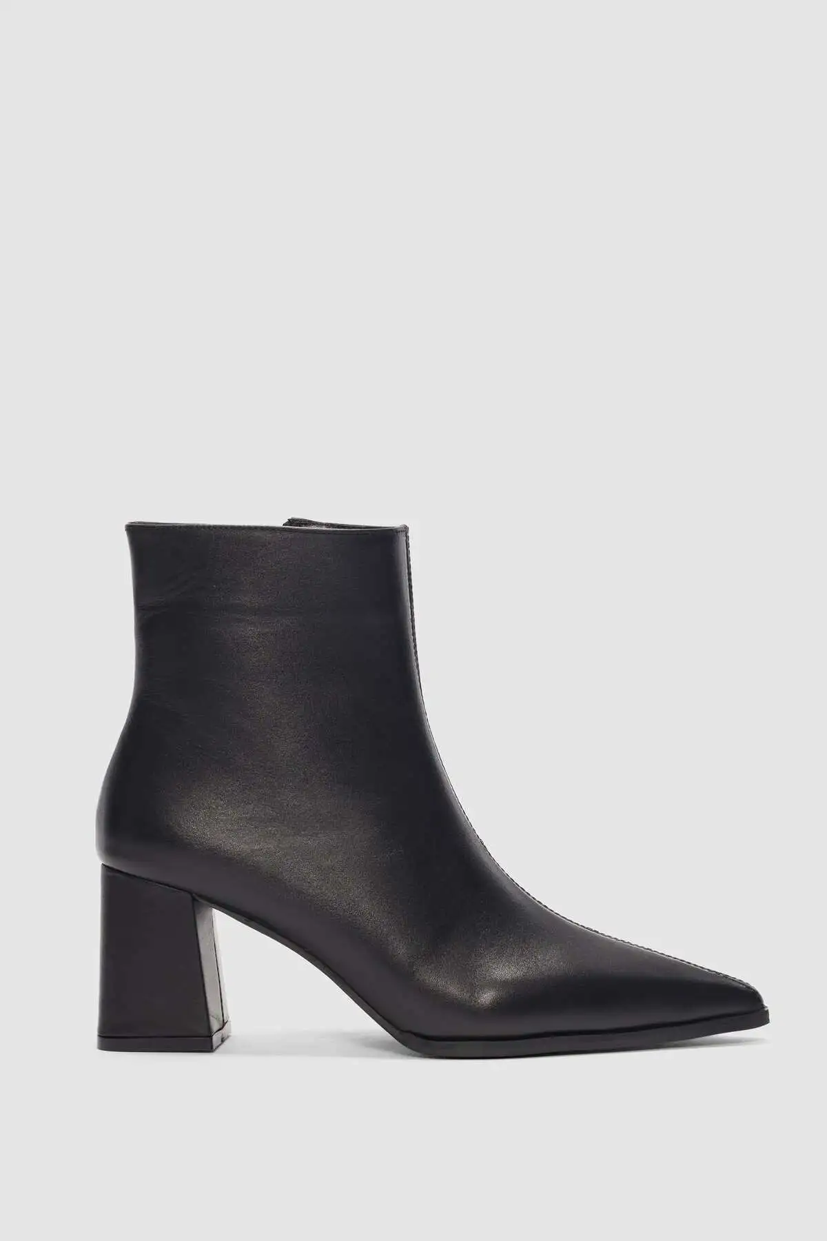 چکمه زنانه الور از جنس چرم طبیعی با زیپ کناری و نوک تیز - سیاه - 11951 چکمه زنانه الور از جنس چرم طبیعی با زیپ کناری و نوک تیز - سیاه - 11951