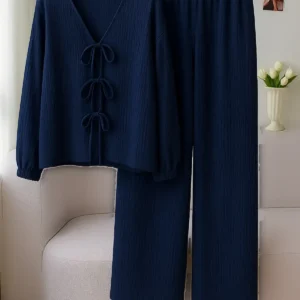 ست لباس شامل پیراهن آبی تیره با دکمه‌های جلویی و شلوار راسته. - 11930