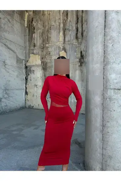 کالا: لباس میدی قلمی کمرنگ بلند با یقه ایستاده و جزئیات دکلته از پارچه توری انعطاف پذیر رنگ قرمز 583154 - 12311