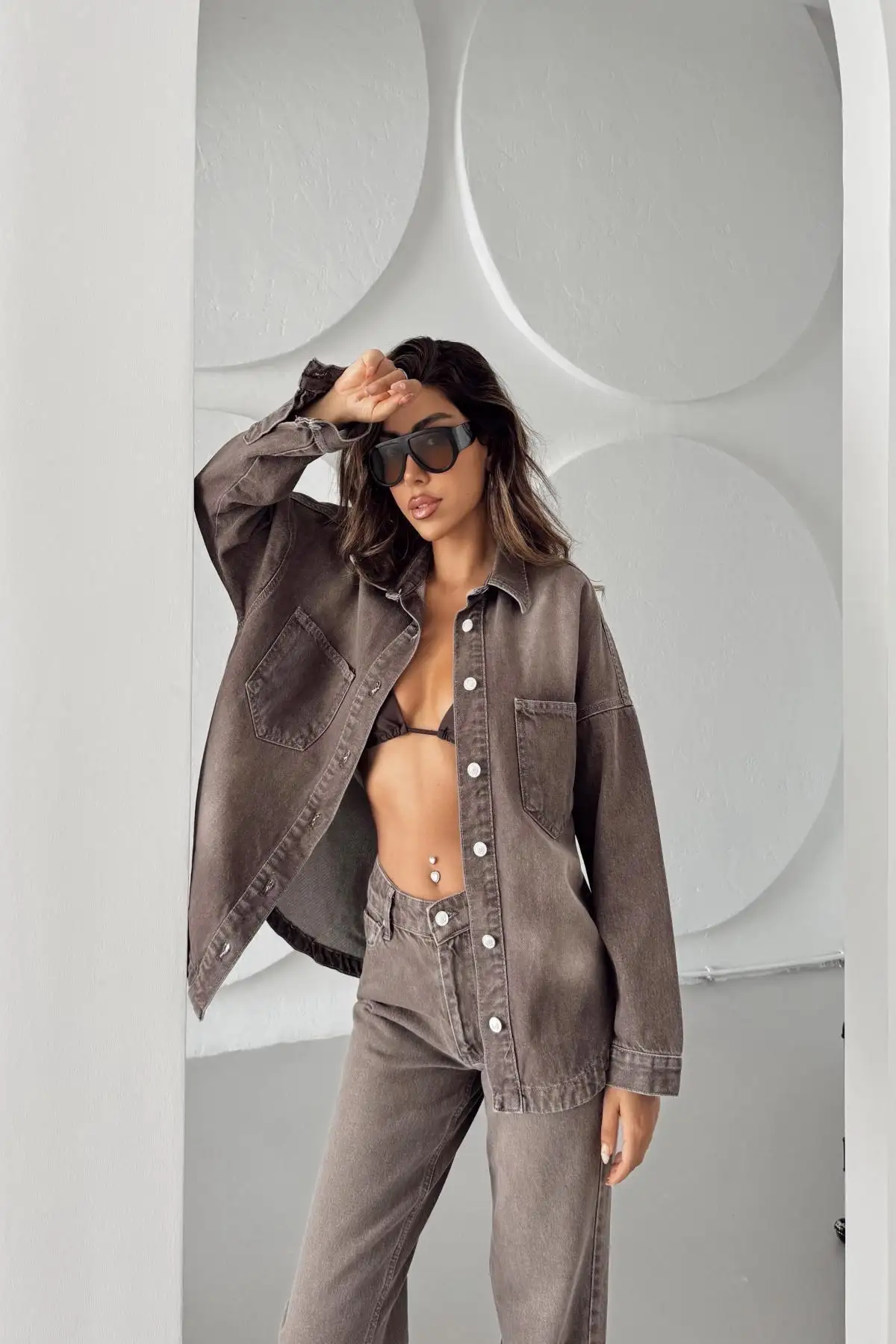 کت جین زنانه قهوهای با دکمههای بلند و جیبدار - 11833 کت جین زنانه قهوهای با دکمههای بلند و جیبدار - 11833