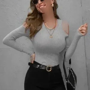 بلوز آستین بلند زنانه با یقه گرد و جزئیات برش دار در ناحیه شانه از پارچه کشی - 12273