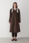 کاپشن ترنچ زنانه با یقه کراوات و جزئیات قهوه‌ای رنگ، دارای آستری بلند - 12572