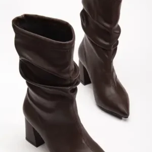 کفش چکمه‌ای بوت زنانه قهوه‌ای تیره با چرم، بوزن براق و نوک تیز و پاشنه بلند دندانه‌دار - 12849