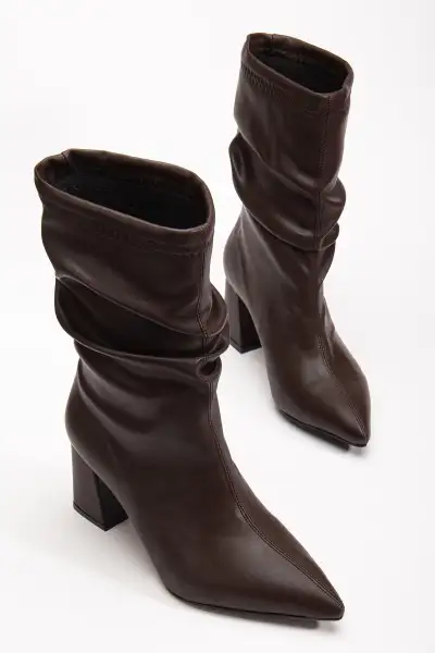 کفش چکمهای بوت زنانه قهوهای تیره با چرم، بوزن براق و نوک تیز و پاشنه بلند دندانهدار - 12849 کفش چکمهای بوت زنانه قهوهای تیره با چرم، بوزن براق و نوک تیز و پاشنه بلند دندانهدار - 12849