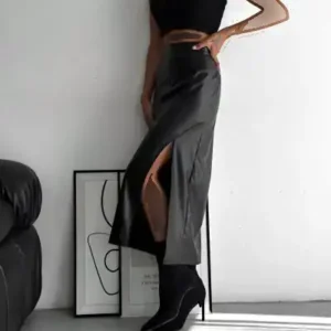 دامن چرمی زنانه مشکی با زیپ از پشت و برش بلند بالا در قسمت کمر - 12885