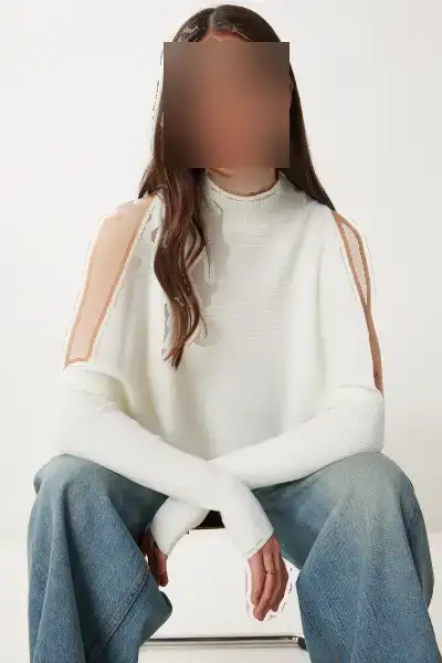 کاپشن زنانه کرم رنگ با جزئیات برشدار و سایز بزرگ مدل AS00015 - 12274 کاپشن زنانه کرم رنگ با جزئیات برشدار و سایز بزرگ مدل AS00015 - 12274