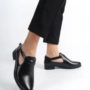 کفش کلاسیک روزمره زنانه با کمربند و رویه چرم مشکی