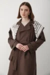 کاپشن ترنچ زنانه با یقه کراوات و جزئیات قهوه‌ای رنگ، دارای آستری بلند - 12572