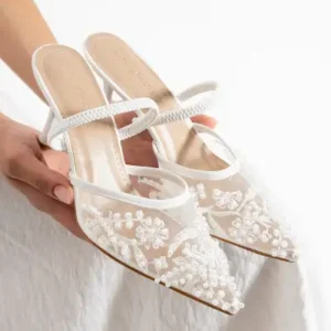 فومکس فایل، کفش پاشنه‌دار زنانه با جزئیات برند و دوخت و طرح مروارید - 12823