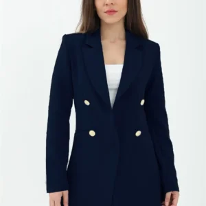 کت تک زنانه بلندی که دارای شانه‌های پف‌دار و جلوی دکمه‌دار از پارچه اطلس به رنگ آبی تیره است. - 11892