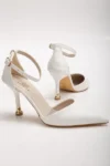 کفش پاشنه بلند زنانه با طراحی شیک و نوک تیز، تمام سفید و بدون پشت. - 12813