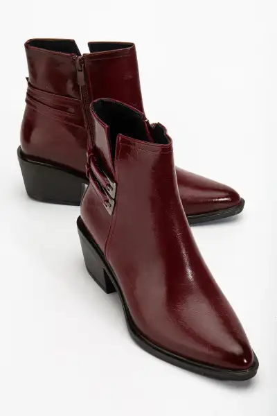 بوت زنانه پاشنهدار bordo با رویه چرم براق و نوک تیز، مدل وسترن، با قفل. - 12829 بوت زنانه پاشنهدار bordo با رویه چرم براق و نوک تیز، مدل وسترن، با قفل. - 12829