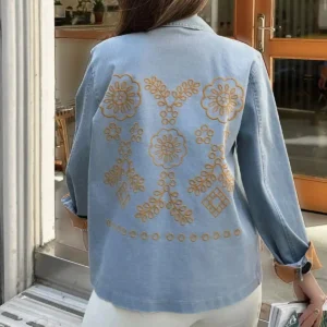 ژاکت جین زنانه آبی با دوخت گل ساده در پشت، دارای رنگ های متضاد، آستین بلند و برش لایه ای - 11850